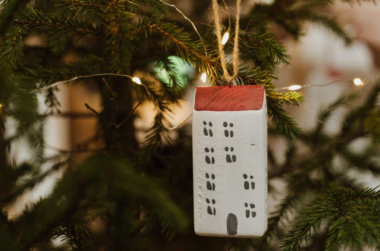 Christmas Stuff: Decorate with a White Christmas Tree